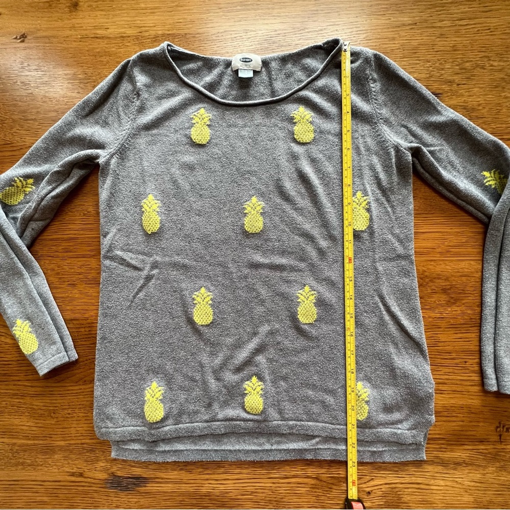 ⭐️ Old Navy Lightweight Sweater Gray with Pineapple Print size SMALL - Picture 9 of 12
